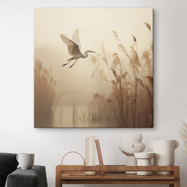Wandbilder Ein Vogel, der über dem Wasser fliegt